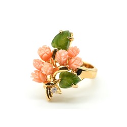 Кольцо с позолотой "Букет роз" из коралла и нефрита, размер 16
