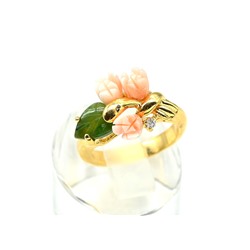 Кольцо с позолотой "Три розы" из коралла с нефритом и стразами, размер 20