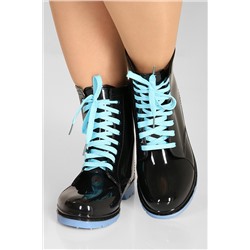 Резиновые ботинки с синими шнурками