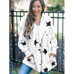 Белое пушистое пальто со звездами и лацканами на воротнике