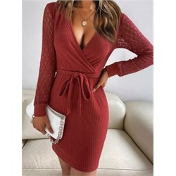 Красное платье в рубчик с кружевными рукавами и V-образным вырезом