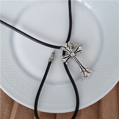 Колье на вощеном черном шнурке с подвеской крест, цвет шнурка: черный, подвеска цвет: серебристый, арт.001.801