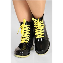 Резиновые ботинки с желтыми шнурками
