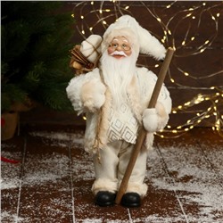 Дед Мороз "В белой шубе, кофте ромбик, с посохом и подарками" 30х16 см