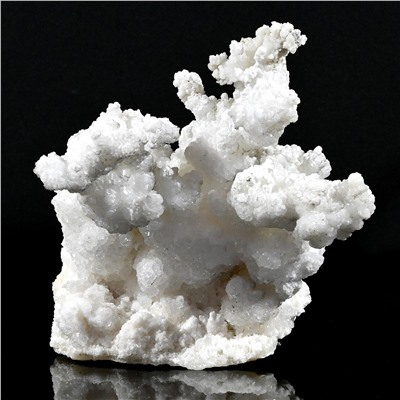 Арагонит белый кристаллическое образование 145*100*135мм, 974г