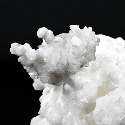 Арагонит белый кристаллическое образование 98*93*94мм, 597г