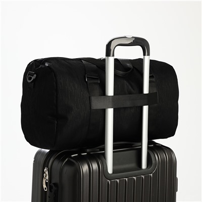 Сумка дорожная на молнии, наружный карман, держатель для чемодана, длинный ремень, цвет черный No brand